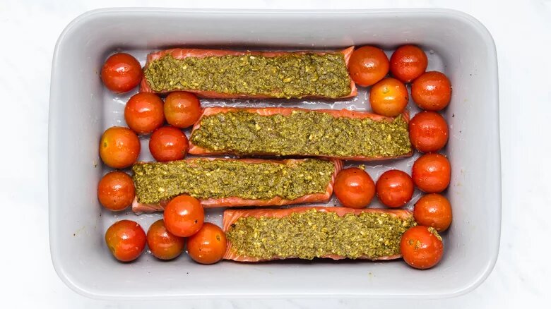 рецепт запеченного лосося с соусом песто,